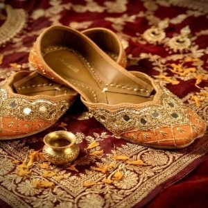 buy punjabi juttis